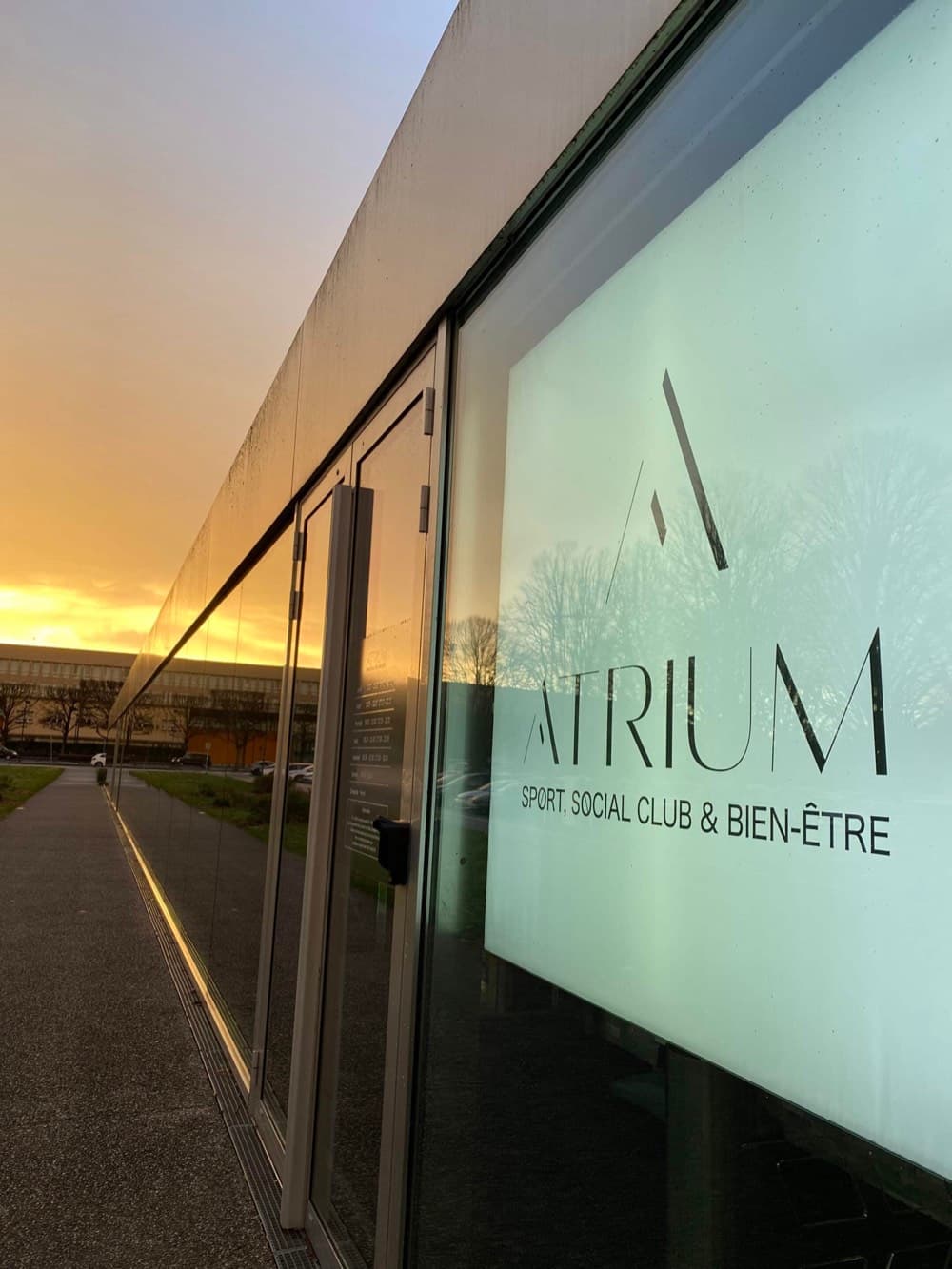 La façade vitrée d'Atrium au coucher du soleil