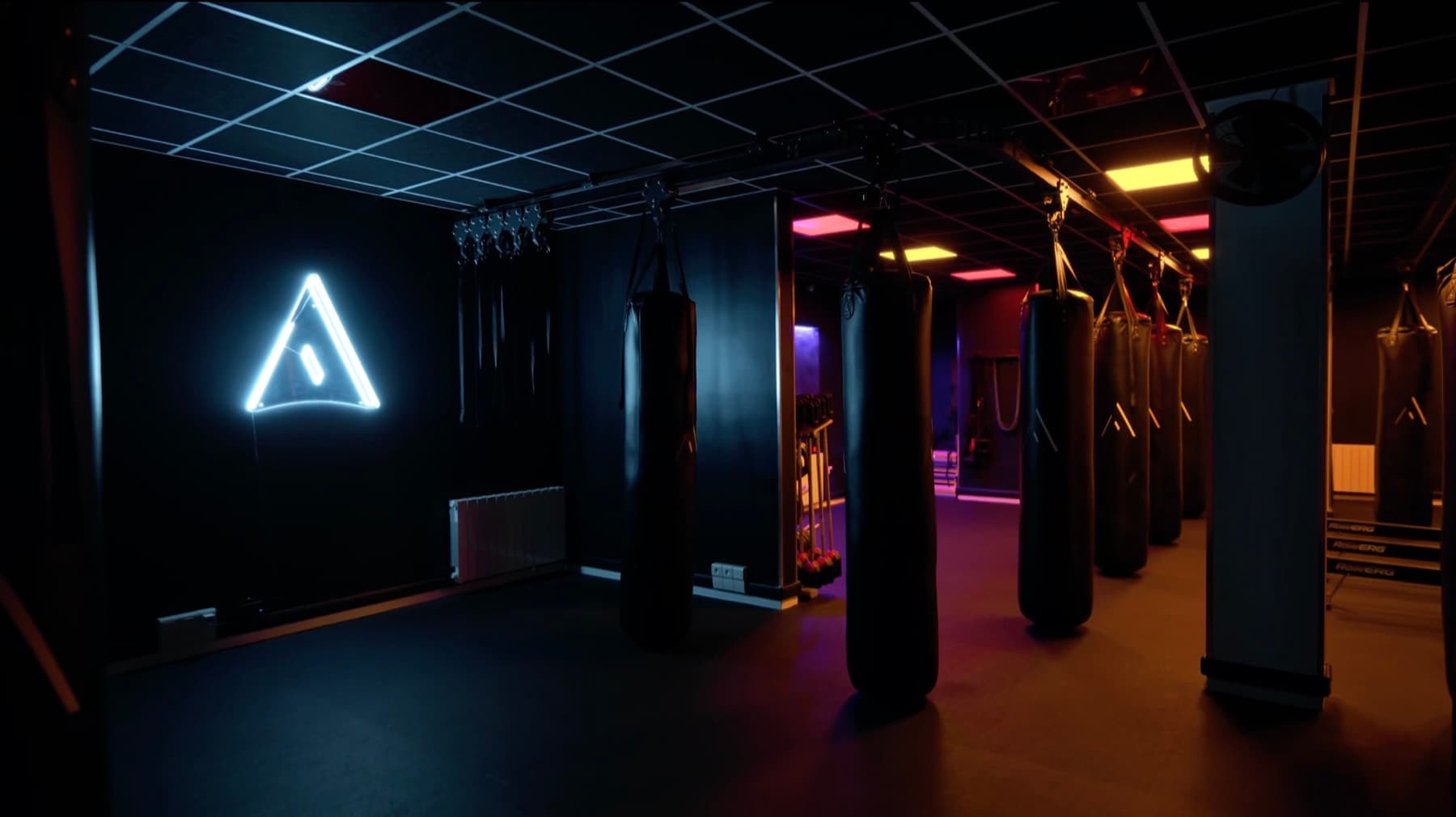 Le studio de boxe d'Atrium dans le noir, le logo de la salle éclairé au mur